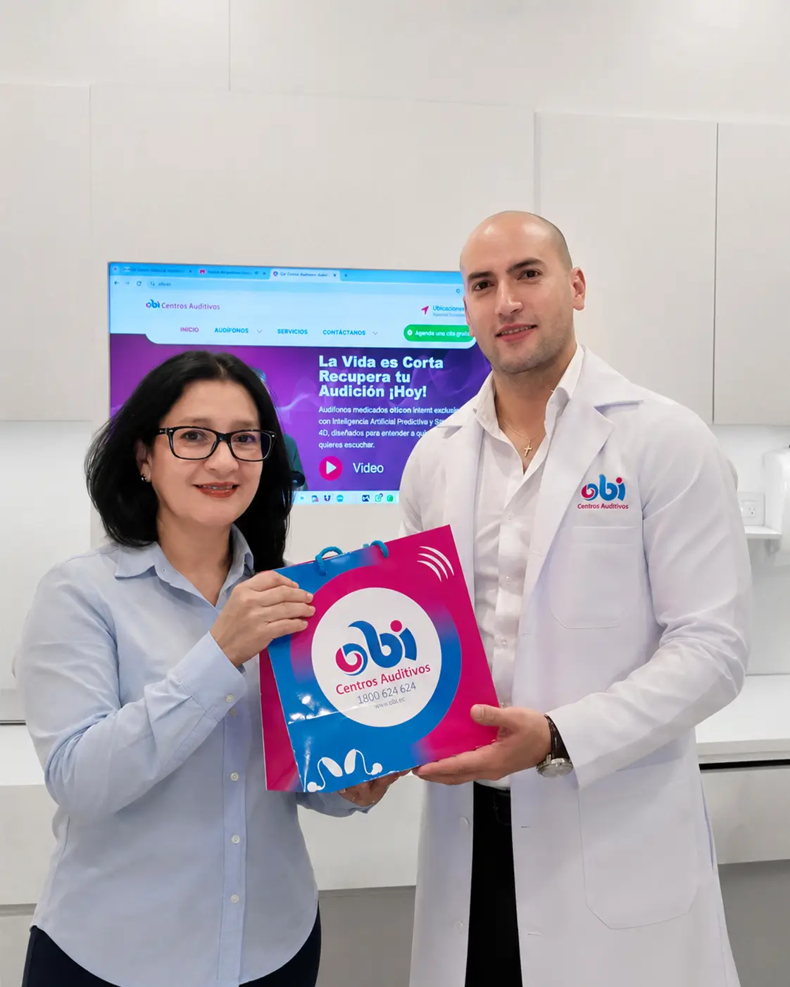 Paciente satisfecho con la atención auditiva de Centros Auditivos OBI en Quito